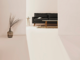 schlichtes Wohnzimmer mit Couch