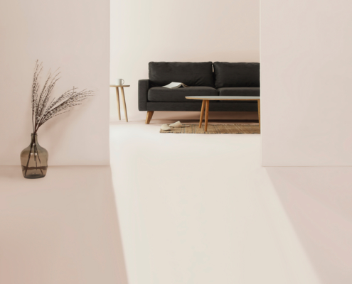 schlichtes Wohnzimmer mit Couch