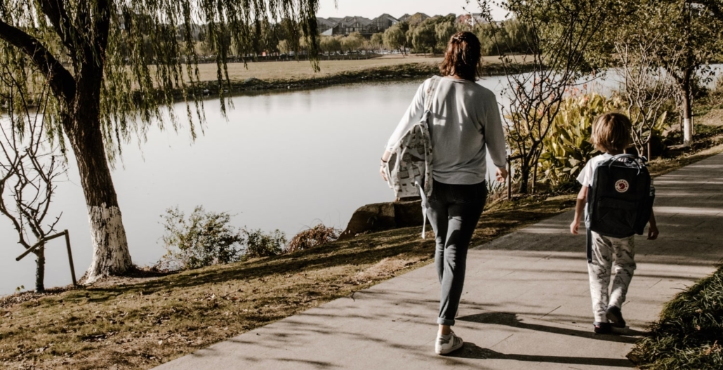 Spaziergang Mutter mit Kind