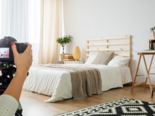 Blogger macht ein Foot von einem modernen Schlafzimmer