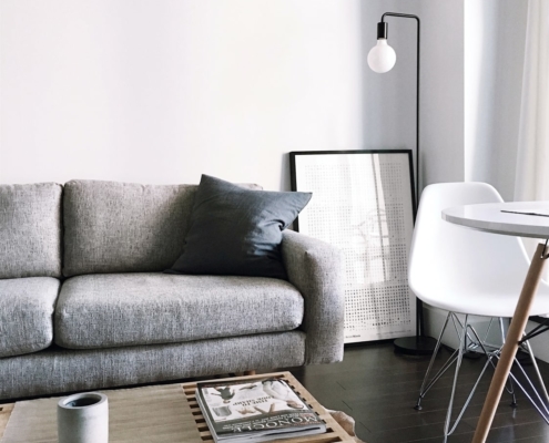 Wohnzimmer mit Magazin