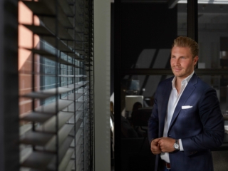 Christian von Järten vorm Fenster