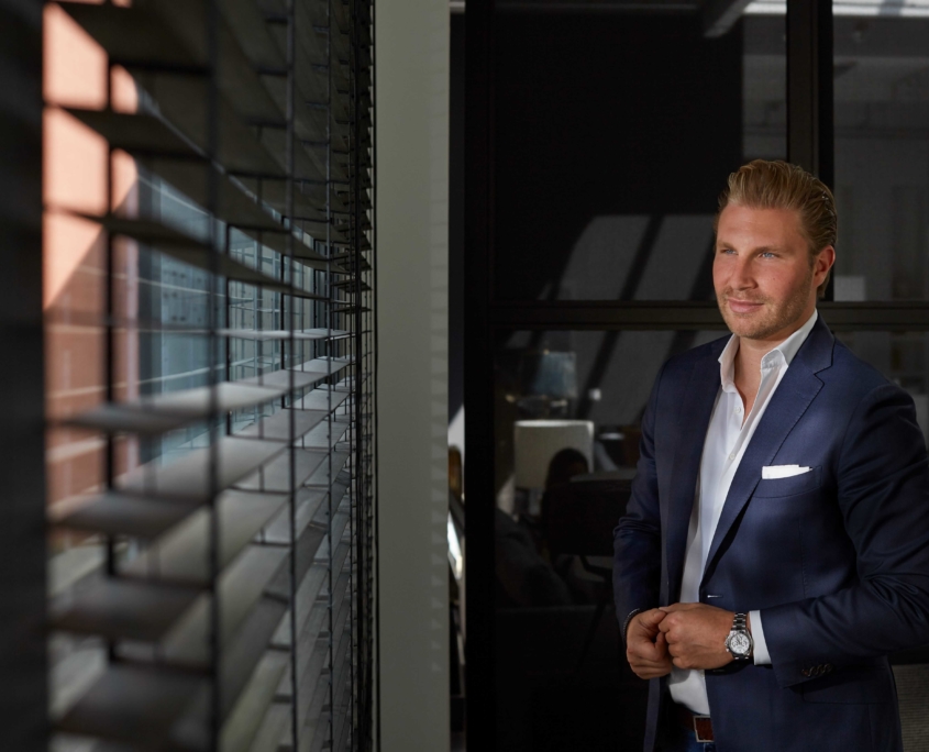 Christian von Järten vorm Fenster