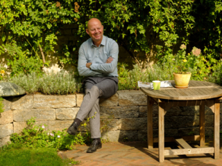 Herr Hustert in seinem Garten