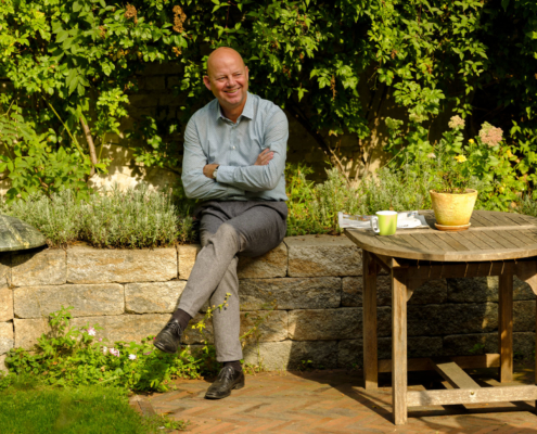 Herr Hustert in seinem Garten