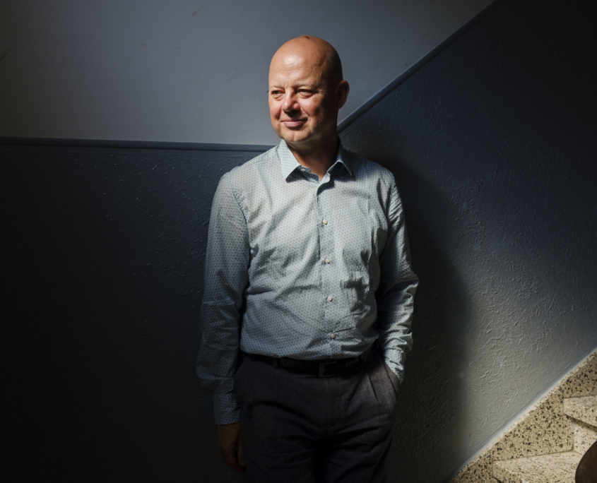 Herr Huster im Hausflur