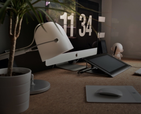 Monitor, Tablet und Tastatur auf Schreibtisch